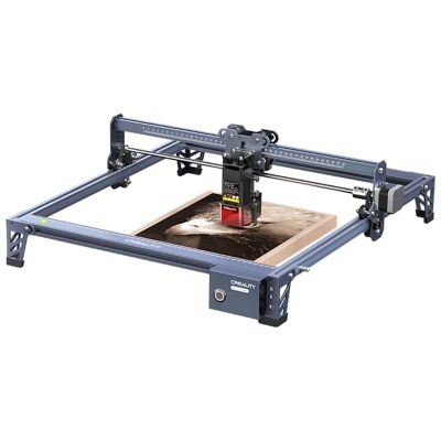 Máquina de gravação a laser cinza e preta gravando imagem fotográfica