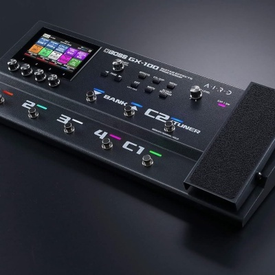 Pedaleira de guitarra preta com ecrã colorido e pedais iluminados