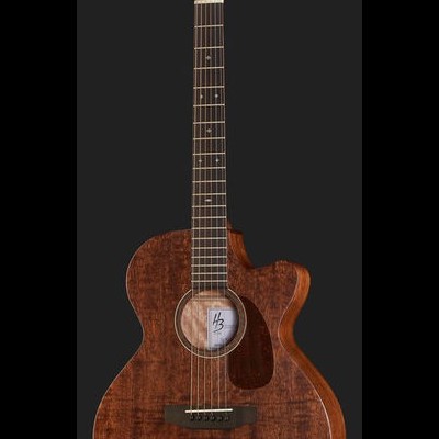 Guitarra acústica de madeira castanha com seis cordas e marca HB