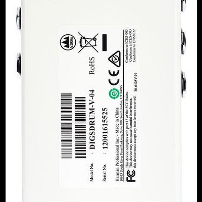 Dispositivo eletrónico branco visto de baixo com etiqueta técnica e bases antiderrapantes pretas