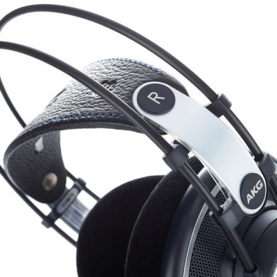 Fones de ouvido AKG com arco em couro preto e estrutura metálica cinza
