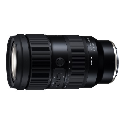 Objetiva fotográfica Tamron 70-180mm F/2.8 DI III VXD preta com detalhes em metal prateado