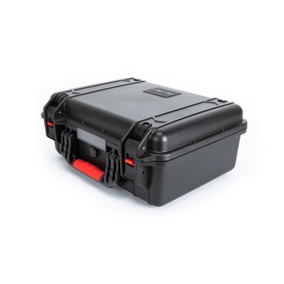 Estojo rígido preto com pega vermelha e fechos pretos