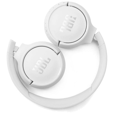Auriculares JBL brancos dobráveis com logo prateado
