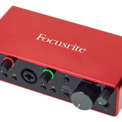 Interface de áudio Focusrite Scarlett 2i2 vermelha com botões e conectores
