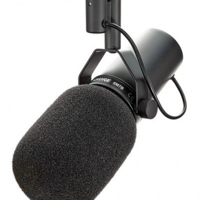 Microfone Shure SMT8 com espuma protetora e suporte preto