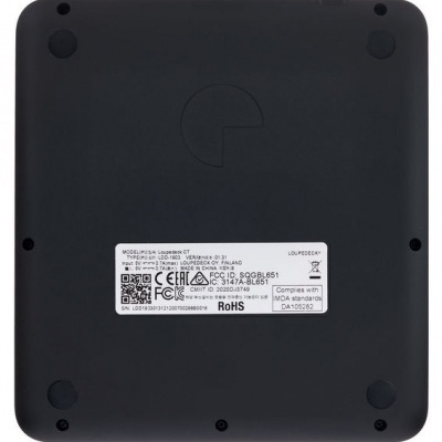 Base de dispositivo eletrônico preto com etiqueta técnica e certificações