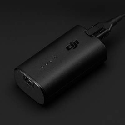 Carregador portátil preto DJI com indicadores LED e cabo USB