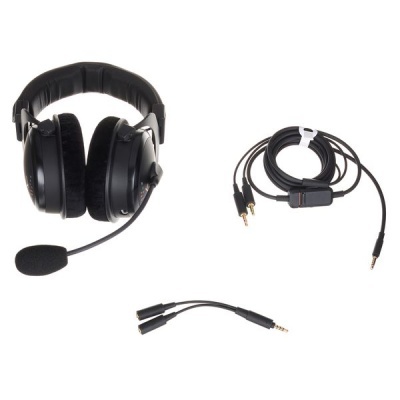 Auscultadores pretos com microfone, cabo e adaptador de áudio