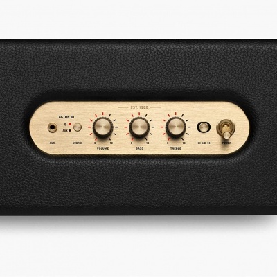 Altifalante preto com painel dourado e botões redondos