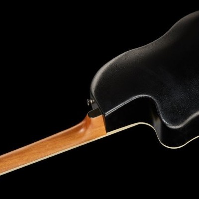 Guitarra acústica preta vista de trás com braço de madeira clara