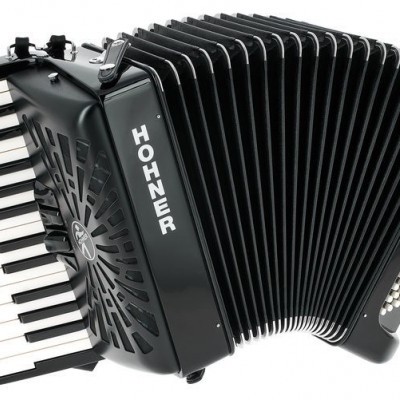 Acordeão preto HOHNER com teclas e botões brancos em fundo branco