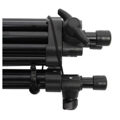 Tripé preto de metal com ajustes e tampas nos pés