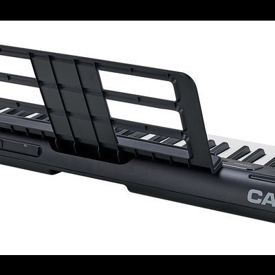 Teclado musical preto CASIO com suporte para partituras
