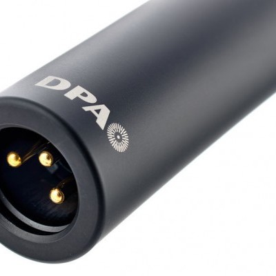 Microfone metálico cinza escuro com conector XLR e logotipo DPA