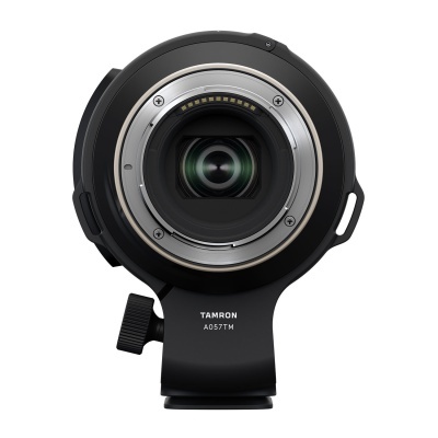 Objetiva de câmara fotográfica TAMRON com acabamento preto e metal