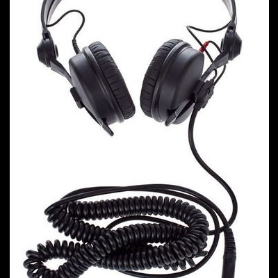 Auscultadores pretos com cabo enrolado e ficha jack dourada