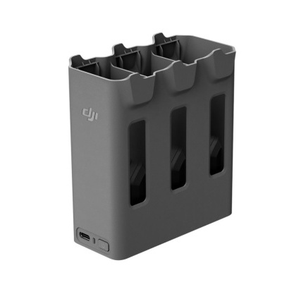 Carregador cinzento DJI com três compartimentos verticais e botões na base