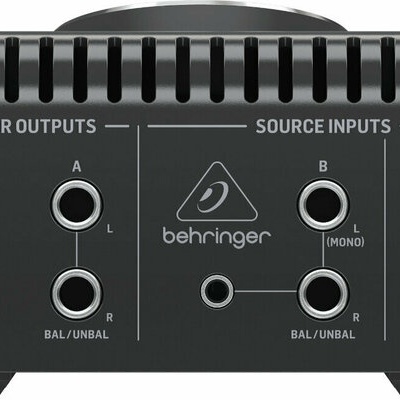Painel preto de equipamento de áudio com entradas e saídas balanceadas e rótulos