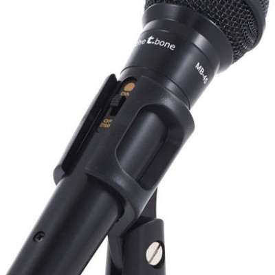 Microfone dinâmico preto com grelha em malha metálica e suporte preto