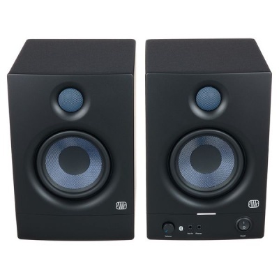 Par de colunas de som pretas com detalhes azuis