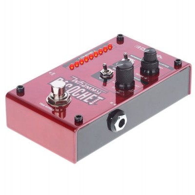 Pedal para guitarra vermelho com botões pretos e LEDs