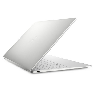 Computador portátil prata semiaberto com teclado branco e porta USB-C
