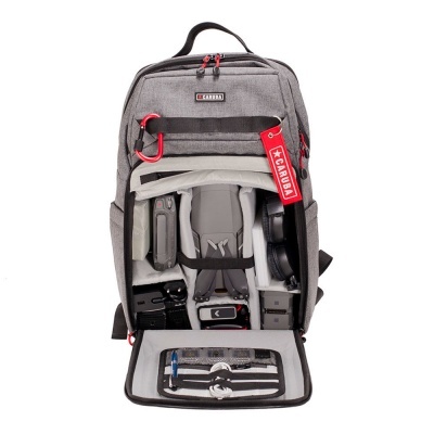 mochila cinzenta para equipamento fotográfico aberta com divisórias e acessórios