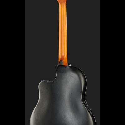 Guitarra acústica preta vista de trás com braço de madeira castanha e tarraxas brancas