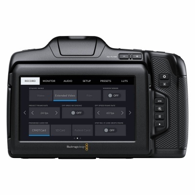 Câmara de vídeo preta Blackmagic Design com ecrã táctil a mostrar definições de gravação
