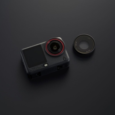 Câmara de ação preta e lente destacada sobre fundo preto