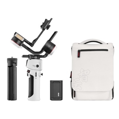 Estabilizador de mão com tripé, bateria e mochila branca num fundo branco