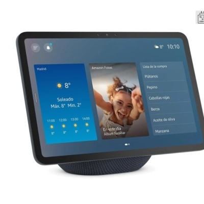 Ecrã digital inteligente com interface em espanhol a mostrar clima, fotos e lista de compras