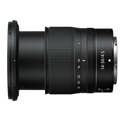 Objetiva de câmara preta com marcações 14-30/4 S e ajuste manual automático