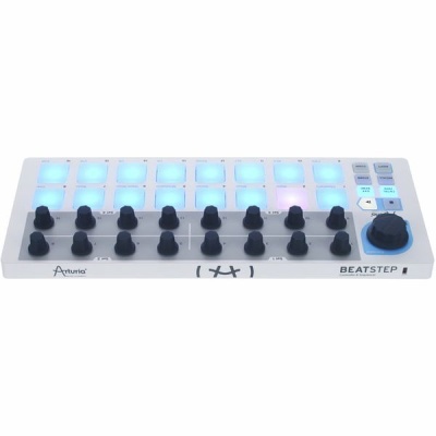 Controlador MIDI branco Arturia BeatStep com pads iluminados e botões