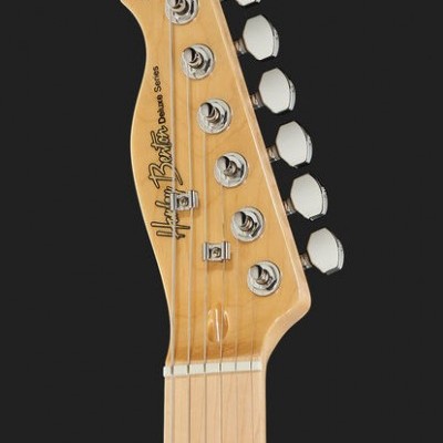 Cabeça de guitarra elétrica em madeira clara com cravelhas cromadas e texto marca Howard Benston