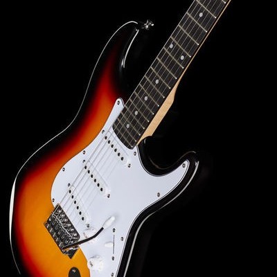 Guitarra elétrica em degradê vermelho, laranja e preto com captadores brancos e braço em madeira clara