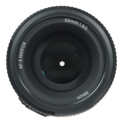 Objetiva fotográfica Nikon preta com texto AF-S NIKKOR 50mm 1.8G