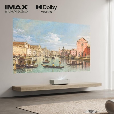 sala moderna com projetor a exibir pintura de canal em parede branca