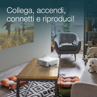 Sala com projetor branco numa mesa de madeira e texto italiano na parede