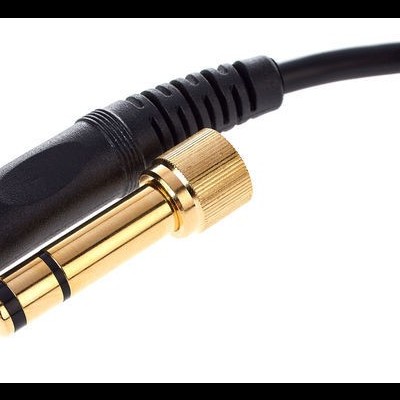 Cabo de áudio com conetores jack dourados e cabo preto