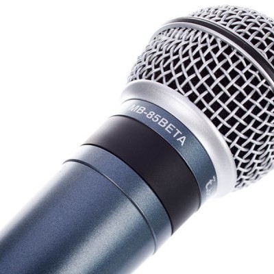 Microfone de mão cinzento metálico com grelha prateada e texto MB-85 BETA