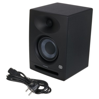 Coluna de som preta com cabo de alimentação