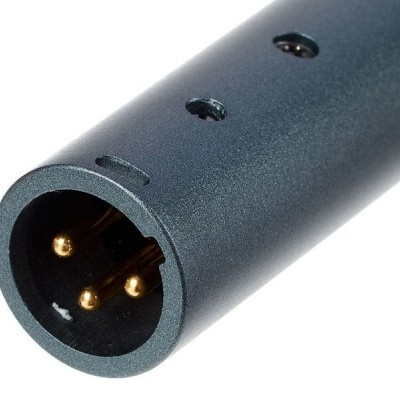 Conector XLR macho preto com três pinos dourados