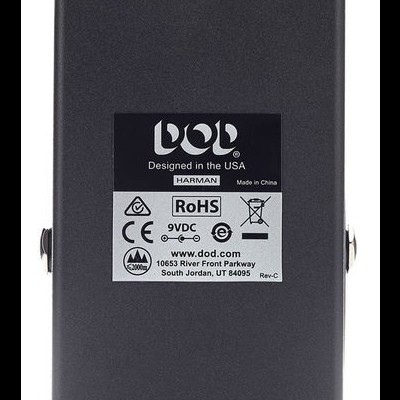 Parte traseira de pedal DOD cinzento com etiqueta técnica