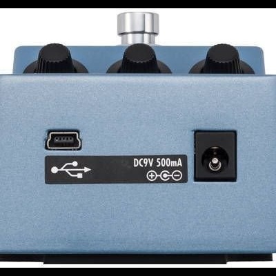 Pedal de guitarra azul metálico com botões pretos e entradas USB e DC