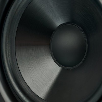 Altifalante preto com cone metálico e aro de borracha