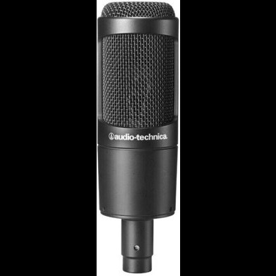 Microfone preto audio-technica com grelha metálica fina e corpo fosco