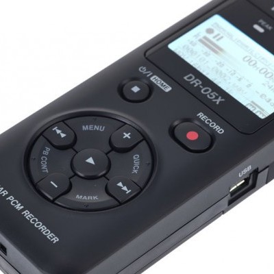 Gravador de áudio portátil TASCAM DR-05X preto com ecrã digital e botões circulares