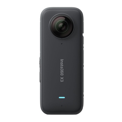 Câmara 360 preta Insta360 X3 com lente grande angular e indicador luminoso azul
